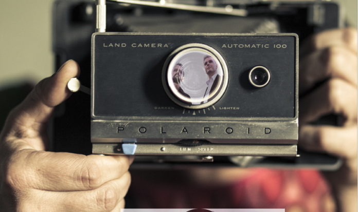 storie di passaggio e di vita rappresentate da un apparecchio fotografico polaroid vintage