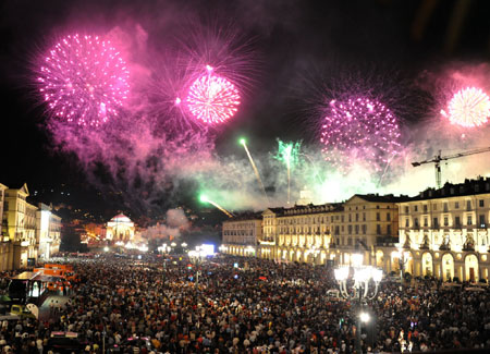 La gente in piazza San Carlo a Torino la notte di capodanno 2019 con poco posto per muoversi