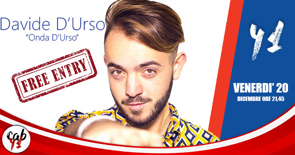 il comico del cab41 davide d'urso in primo piano, con camicia gialla a rombi bianchi e blu, invita al suo spettacolo del 20 dicembre