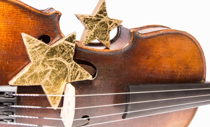 Un violino con due stelle dorate per il concerto di Natale di Racconigi