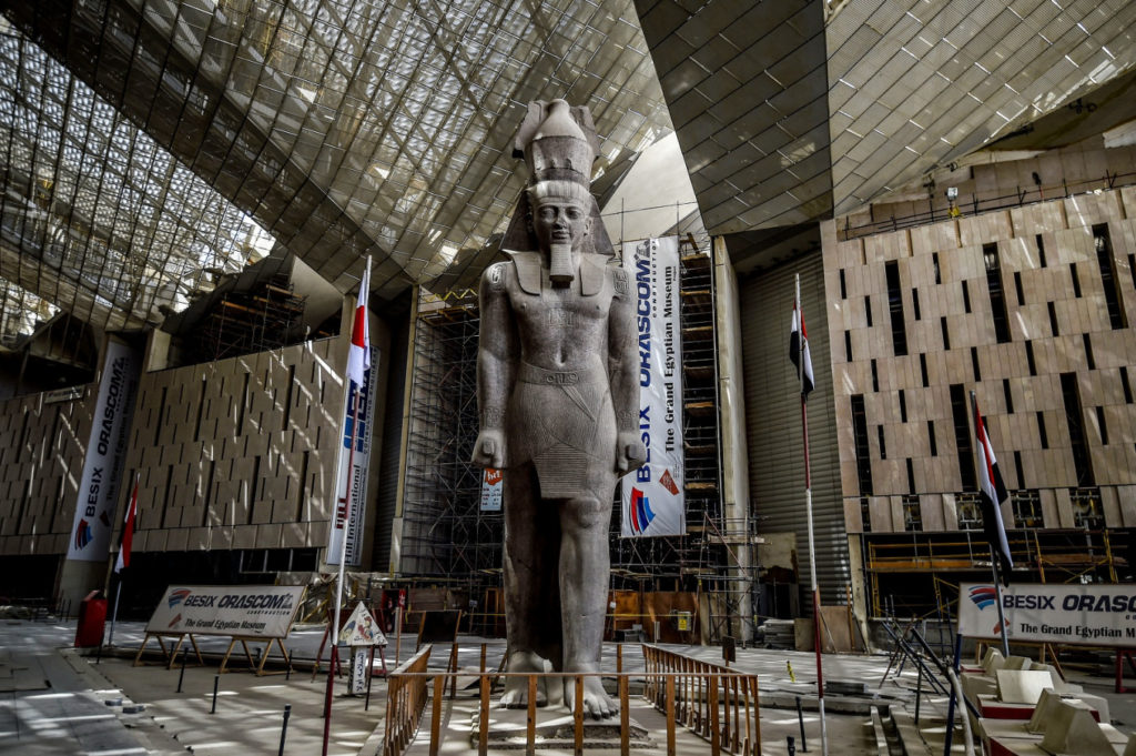 Posizionamento di reperti monumentali all inernk del grand Egyptian Museum 