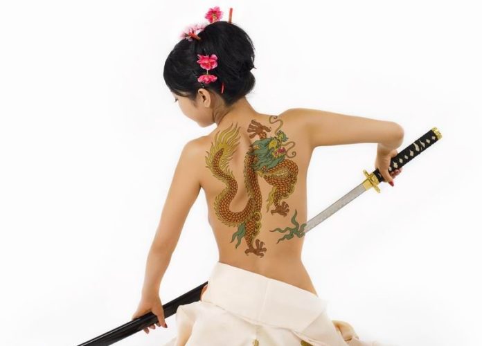 Guerriere invincibili del sol.levante una geisha con un arma in mano