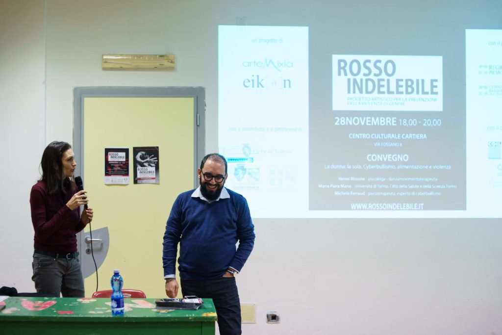 Lo psicoterapeuta Michele Ferraud  e la curatrice Rosalba Castelli durante un convegno contro la violenza e il cyberbullismo 