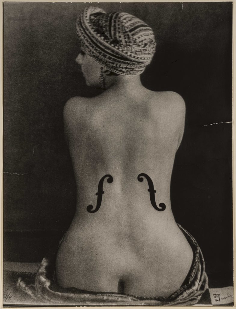 Una foto di Man Ray esposta a camera. Schiena di donna nuda con chiavi di violino