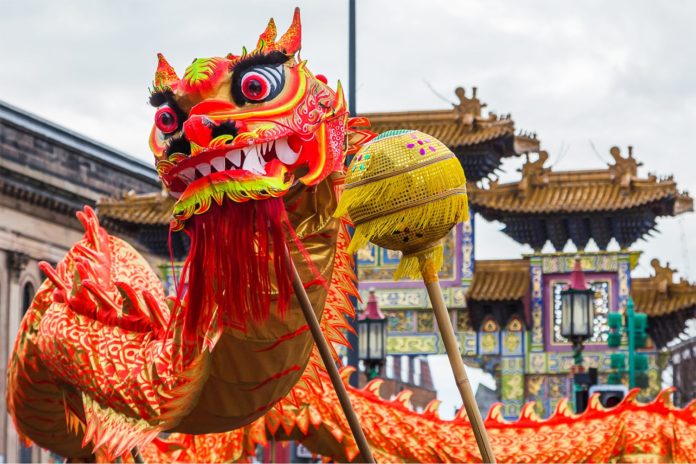 il capodanno cinese in Vietnam con un dragone di carta rosso gigante