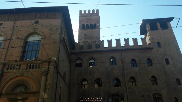 Tra le cinque cose da vedere a Bologna c'è il palazzo storico