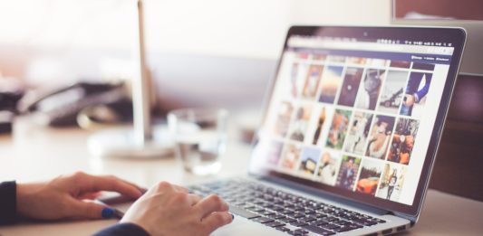 Cosa resterà di questi primi venti anni del nuovo millennio? Nella foto le mani di una donna appoggiate alla tatiera di un pc portatile