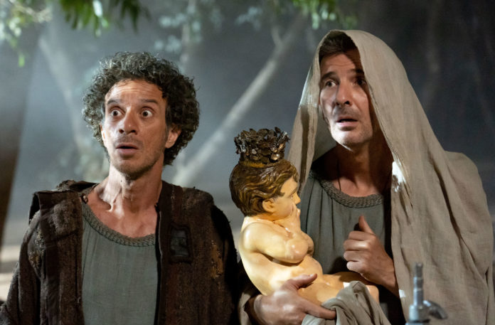 Ficarra e Picone nel film commedia Il Primo Natale vestiti come ebrei, Valentino ha un telo in testa e in braccio tiene una statuina di Gesù Bambino