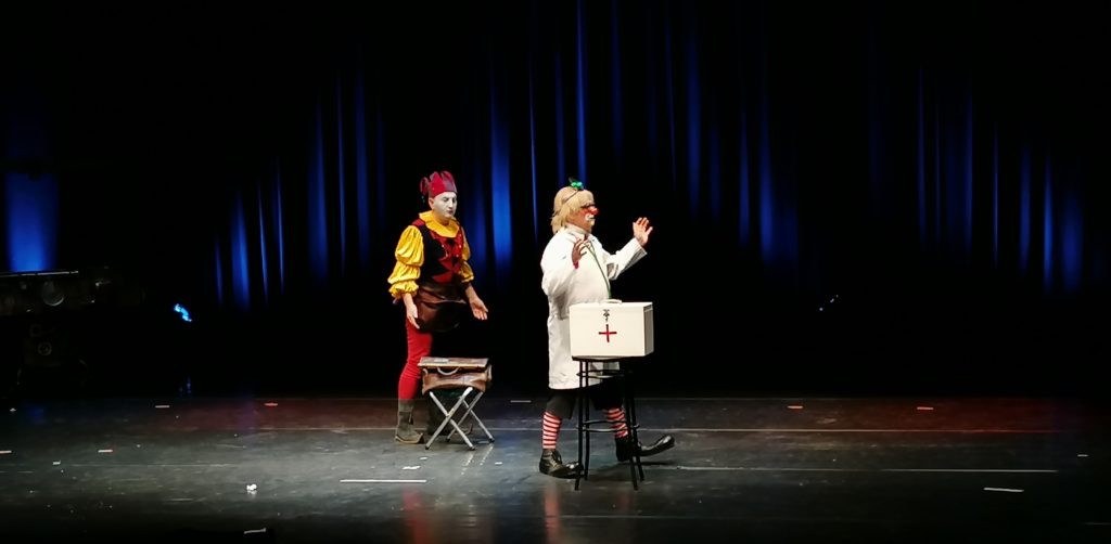 Il giullare e il clown Arturo in scena, il giullare fa da assistente al clown in una scena nell'interpretazione di un dottore