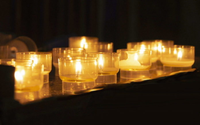 una fiaccolata con lumi di candela per il giorno della memoria