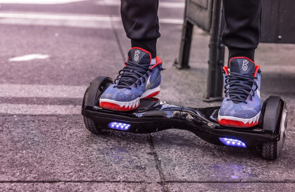 il pedone con un monopattino hoverboard a ruote. non ha ragione se non osserva le regole