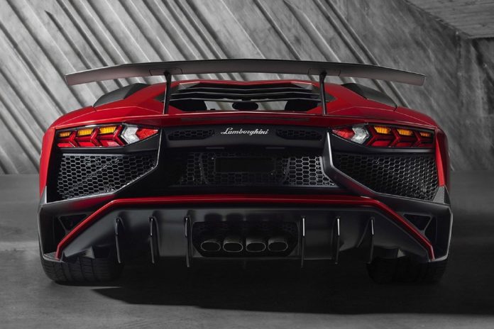 Lamborghini: record di vendite nel 2019. Nella foto il posteriore di una vettura del marchio italiano, con l'alettone