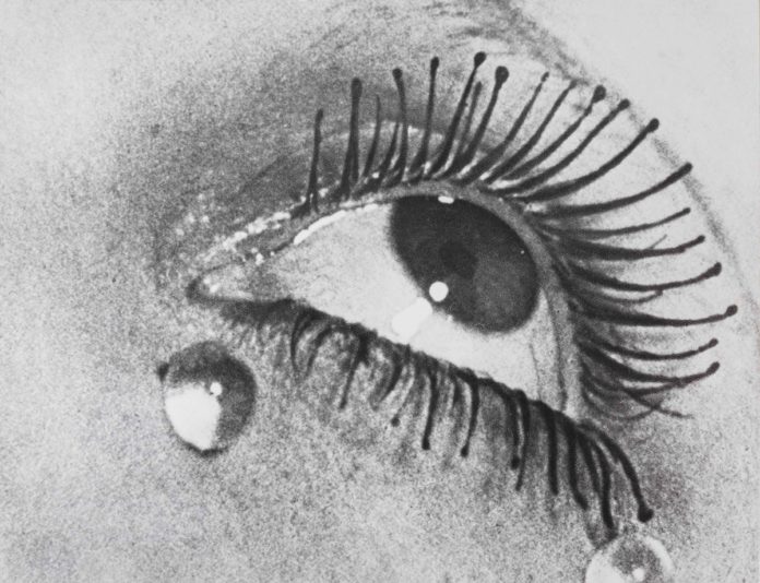 Mostra di Man Ray a Camera lacrime su occhio bianco e nero
