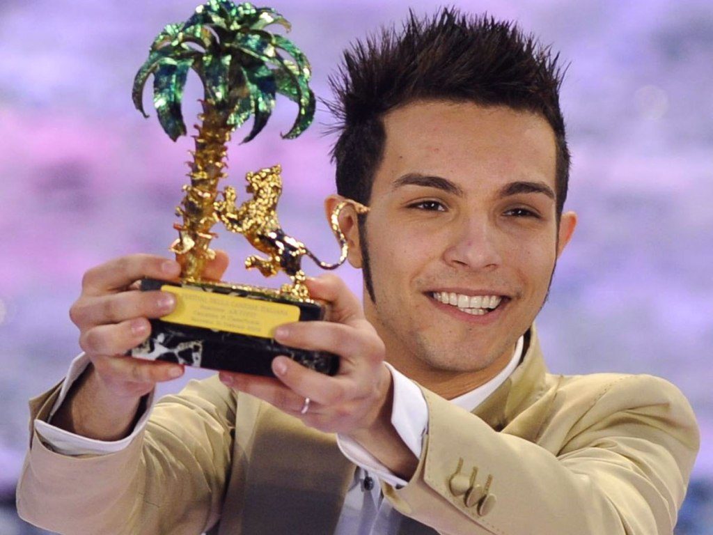 Marco Carta alza il trofeo del vincitore di Sanremo