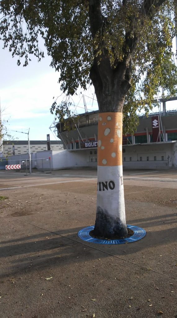 Ambiente non vale una cicca , una sigaretta dipinta su un albero