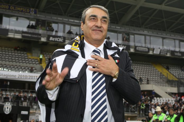 Pietro Anastasi la rivincita degli anni 70 con gicca e cravattaq e la bandiera della juve sulle spalle saluta i tifosi in mezzo allo stadio