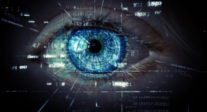 Profezie di Black Mirror che diventano realtà un occhio azzurro con tecnologia impiantata