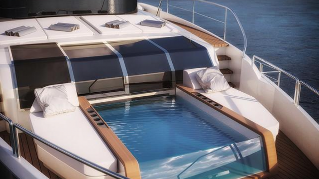 Una piscina su uno yacht