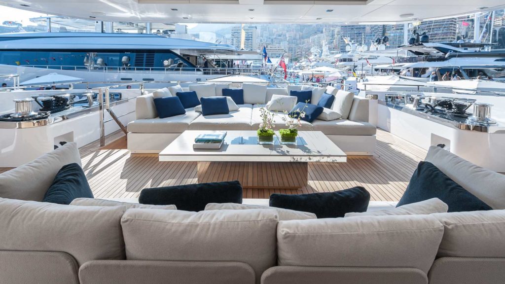 Seatec Compotec. nella foto un ambiente di uno yacht arredato con divani bianchi e tavolini