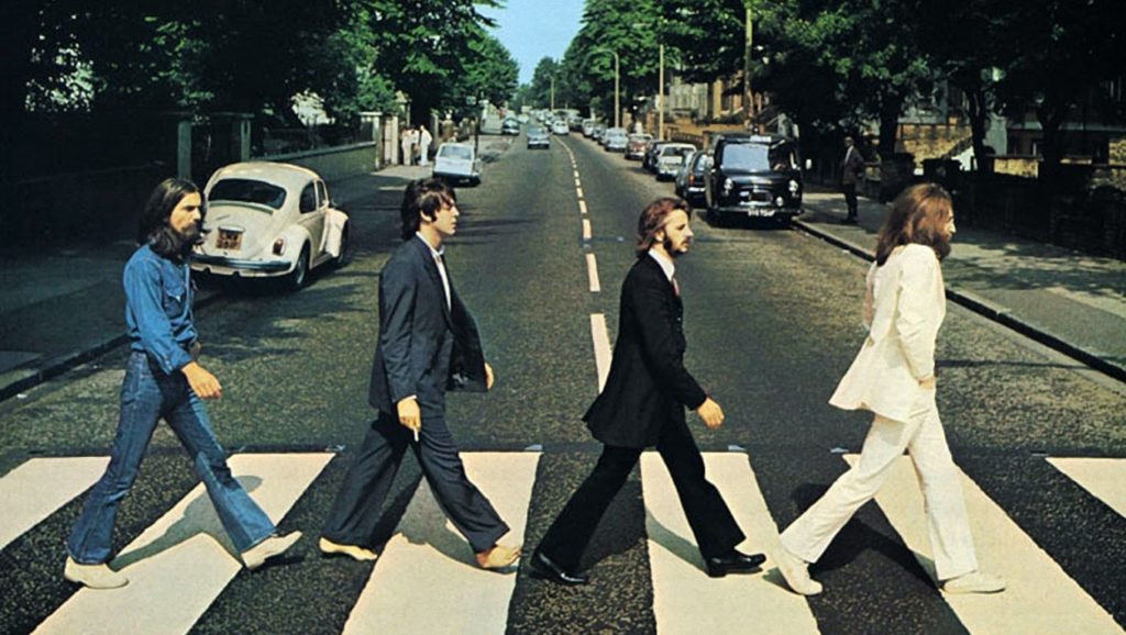 i àBeatles nella copertina di Abbey Road che attraversano la strada