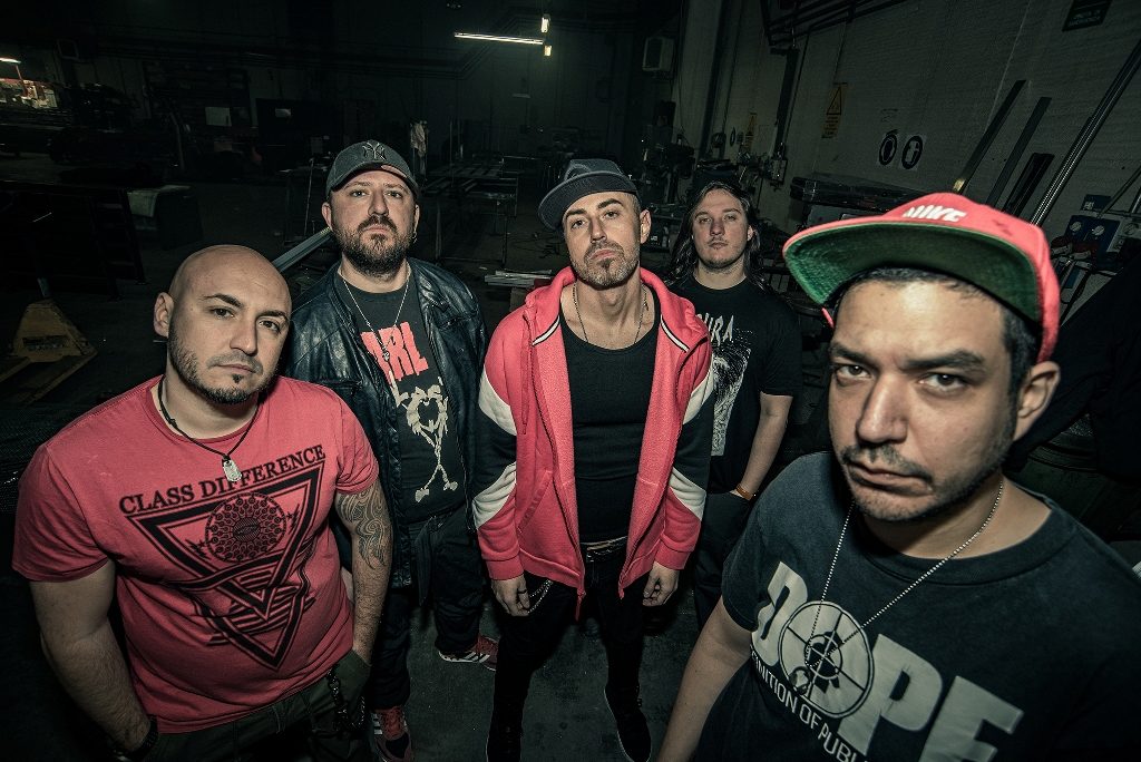 The Old Skull, i 5 artisti della band in un selfie di gruppo, vestiti casual, da rapper e metal, tutti con sguardo molto serio