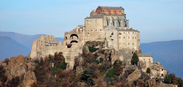 Maratona della via francigena: in primo piano la sacra di san michele, eccellenza della valle di susa