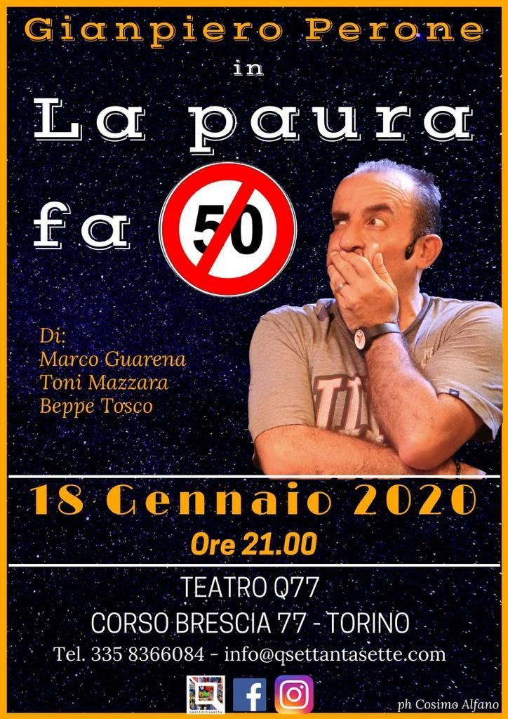 La locandina de "la paura fa 50" di Gianpiero Perone, nella foto con un espressione perplessa e la mano davanti alla bocca, il numero 50 è scritto come il cartello stradale con la striscia rossa di traverso