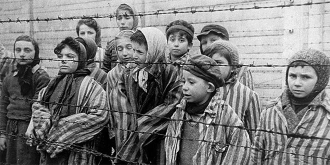 Olocausto giorno della. Memoria. Bambini e adulti con giacché a righe dietro un filo spinato. Olocauto