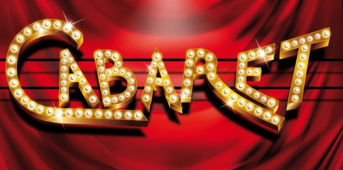 Cab 41, cabaret di riferimento per Torino, scritta della parola cabaret con luci su sfondo rosso