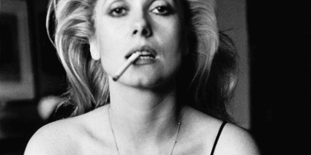 Helmut Newton con Works ritratto di Catherine Deneuve bianco e nero con sigaretta in bocca 