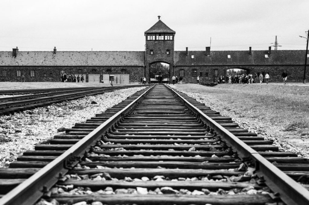L'ingresso del campo di concentramento di Auschwitz.  Binari e cancello. Giorno della memoria Torino