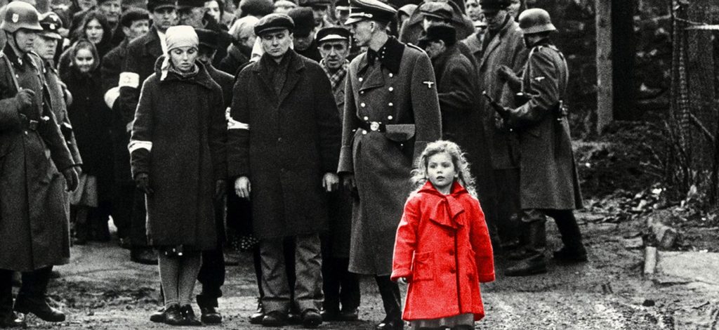 campo di concentramento bambina con cappottonrosso con persone in bianco e nero