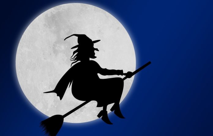 La notte delle befane al CAB$!: la luna in sfondo e limmagine di una befana a cavallo di una scopa