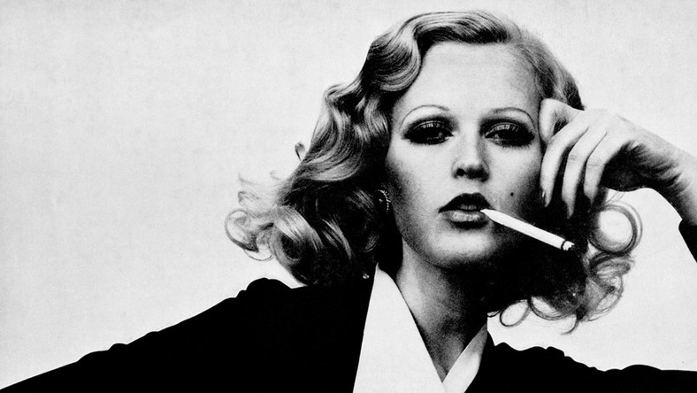 Helmut Newton ritratto di donna bianco e nero con sigaretta in bocca