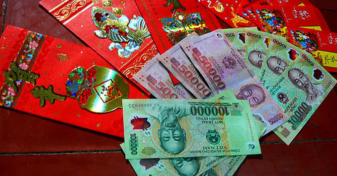 Tien li xidelle buste rosse decorate e un ventaglio di banconote