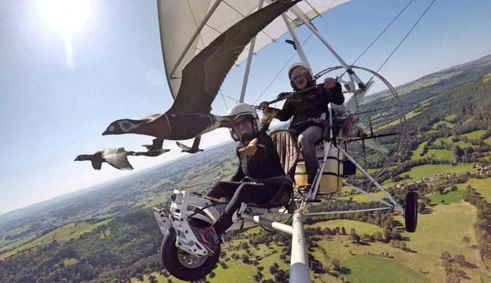 Io e Christian Moullec con il suo deltaplano a motore in volo con gli uccelli. Io provo a sfiorare un uccello con la mano