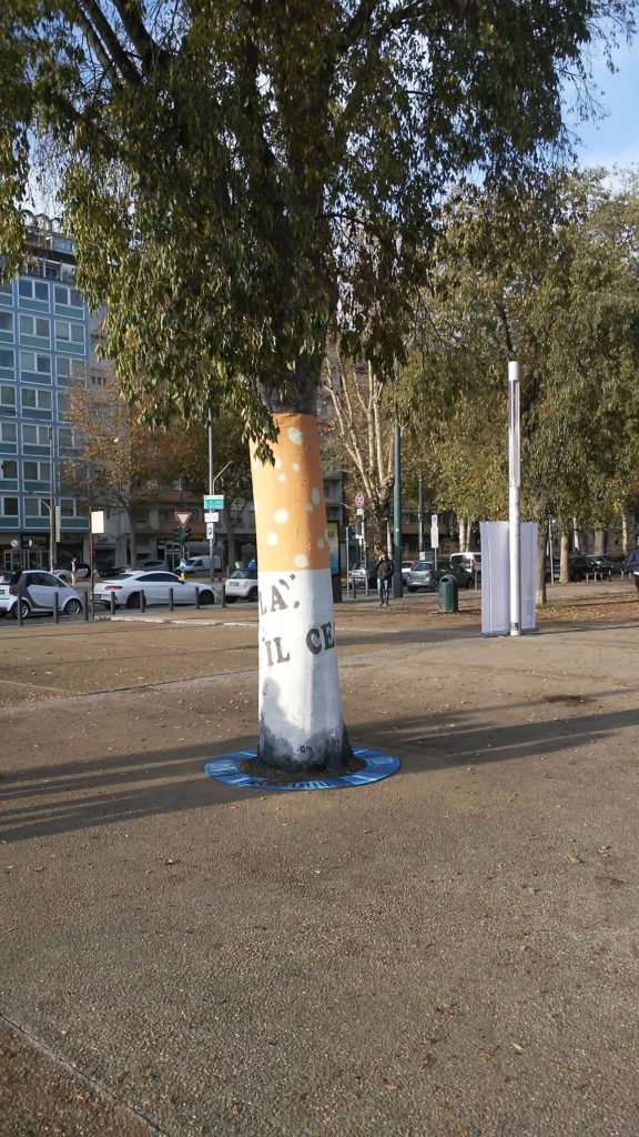 Striscia la notizia e Osvaldo Neirotti: la campagna contro i mozziconi, Un albero dipinto come una sigaretta