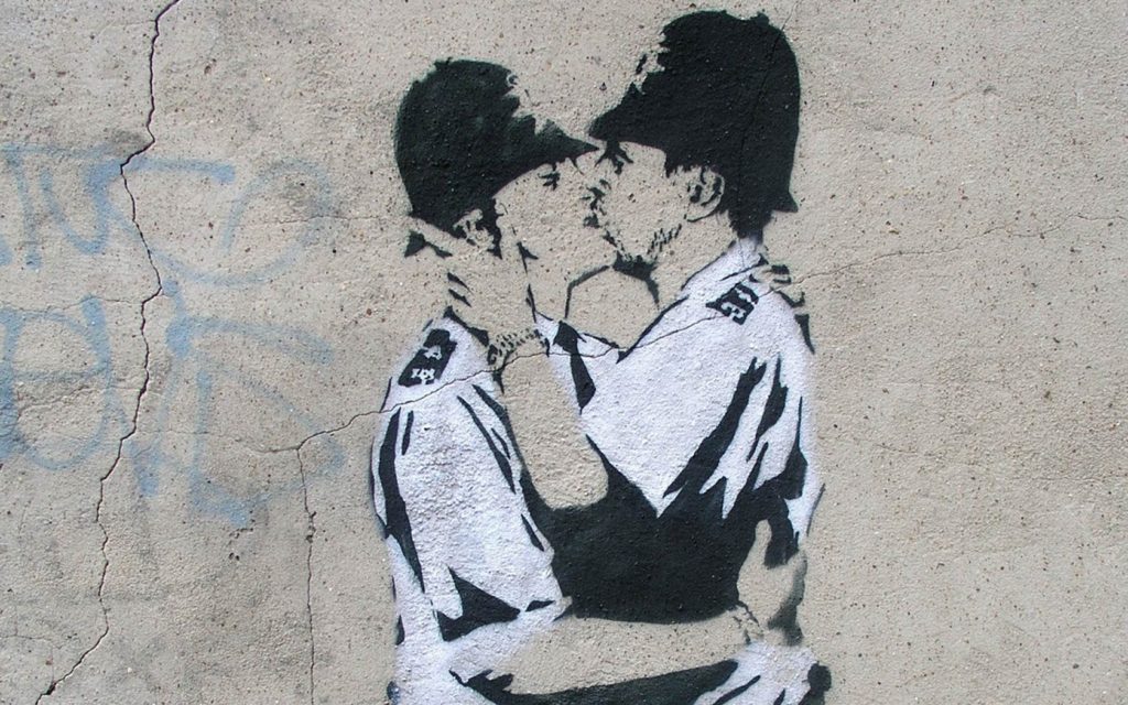 Bacio di Bansky tra due poliziotti 
