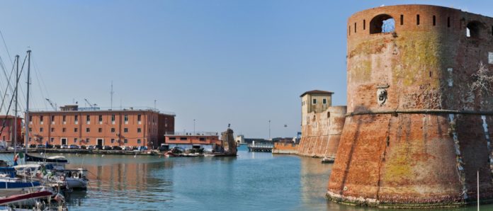 Veduta della marina di Livorno con mare e bastione da cui partono le vie interne