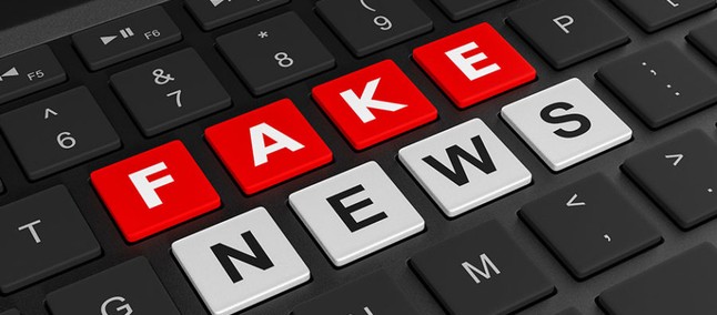 Le biblioteche di Milano contro le fake news tastiera di PC nera con scritta rossa e bianca