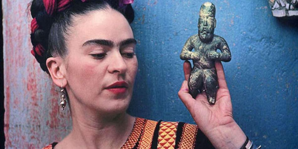 Frida Kahlo in uno scatto di Nick Muray.. Primo piano con una statuetta in mano