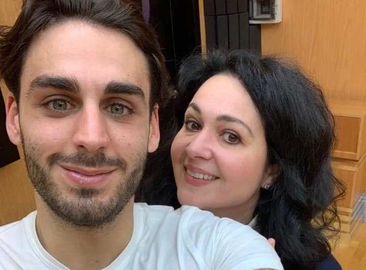 Alberto Urso e Daria Masiero con maglia bianca lui e nera lei in una foto selfie