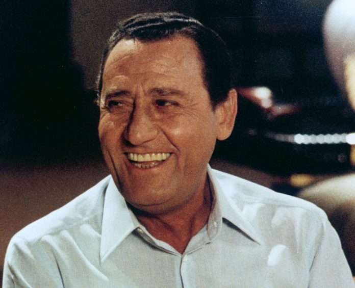 Alberto sordi storia di un italiano al cinema. primo piano dell'attore romano, che sorride alla camera