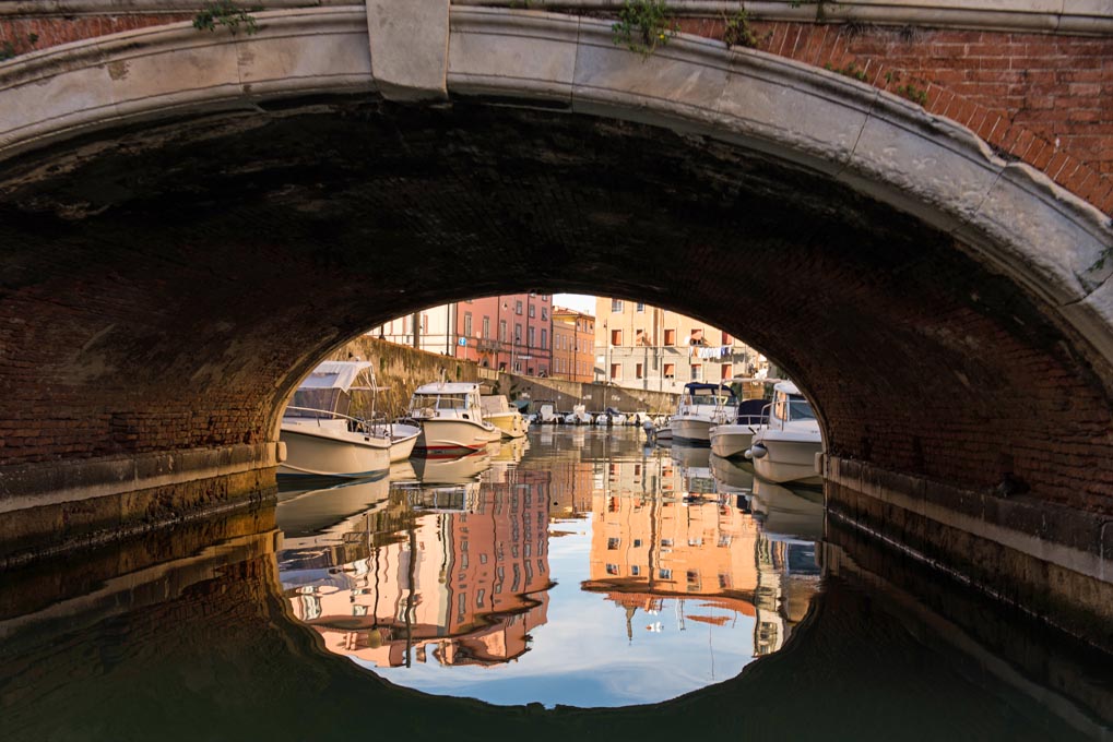 Fossi Medicei lungo le vie della città di Livorno come se fosse Venezia.. Un angolo di canale e un ponte