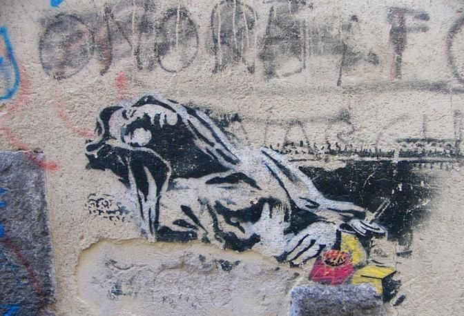 Murales di Banksy a Napoli, Madonna in estsi con Coca cola e patatine. 