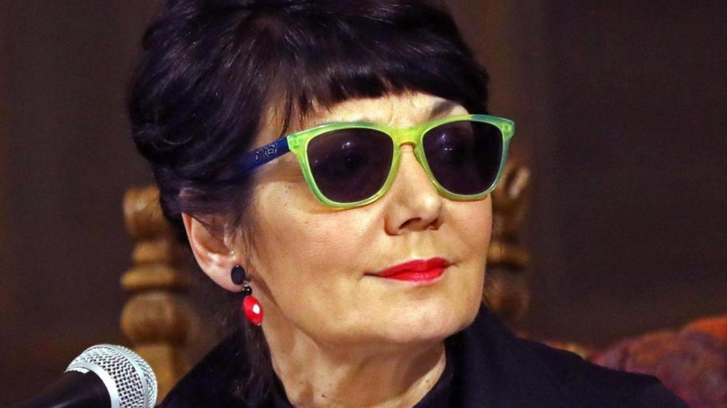 La nave di teseo è la casa editrice di Elisabetta sgarbi, nella foto con occhiali scuri con montatura verde, capelli neri raccolti e sguardo verso destra