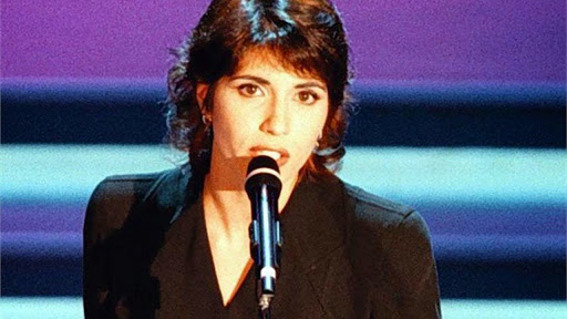 La canzone che ha vinto Sanremo nel 1995, nella foto primo piano di Giorgia con microfono in mano