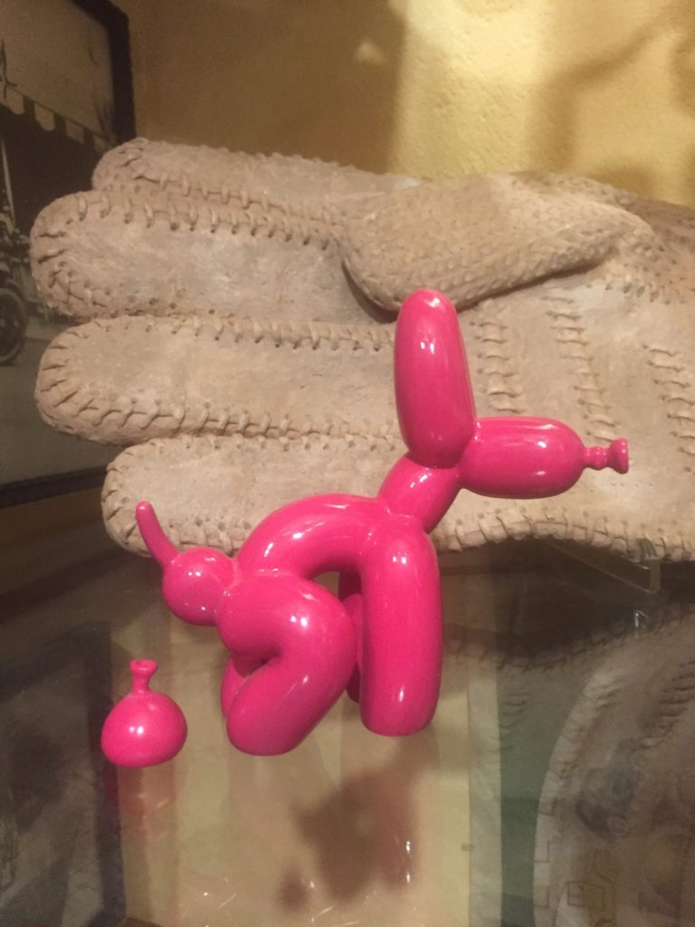 Arte è medicina, la bellezza salverà il mondo cagnolino di palloncino fucsia che fa bisogni...la merda d'artista di Manzoni