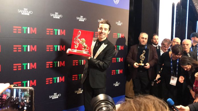 #sanremo70/5 Diodato con smoking regge il premio di vincitore di Sanremo 2020