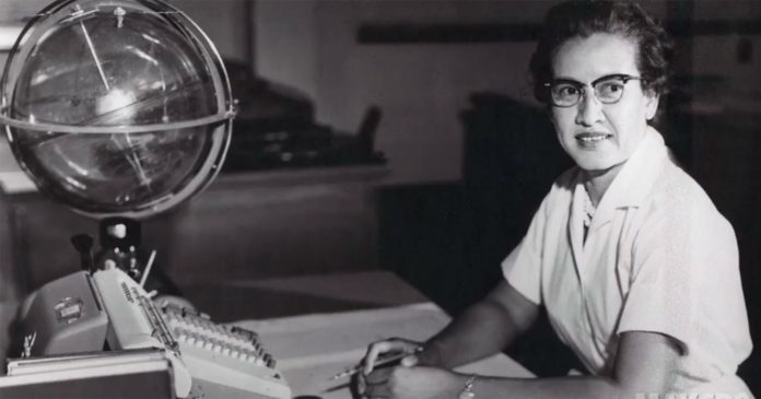 Katherine Johnson, matematica. Fotografia in bianco e nero della matematica della NASA. La donna è seduta alla sua scrivania di lavoro con la macchina da calcolo.